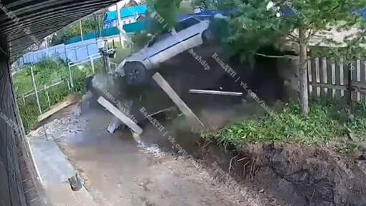 В Башкирии на видео попало, как машина на скорости 120 км/ч врезалась в жилой дом