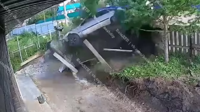 В Башкирии на видео попало, как машина на скорости 120 км/ч врезалась в жилой дом
