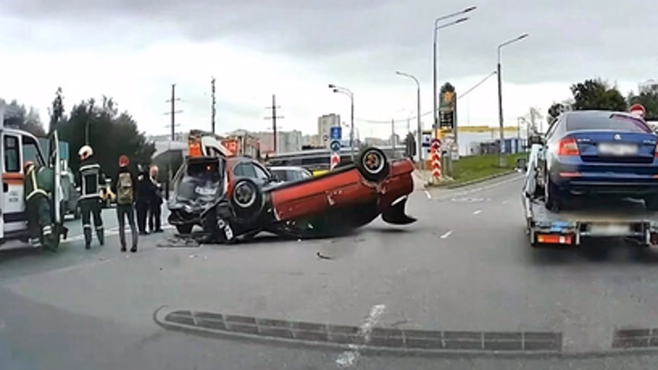 В районе пересечения с МСД машина перевернулась на крышу