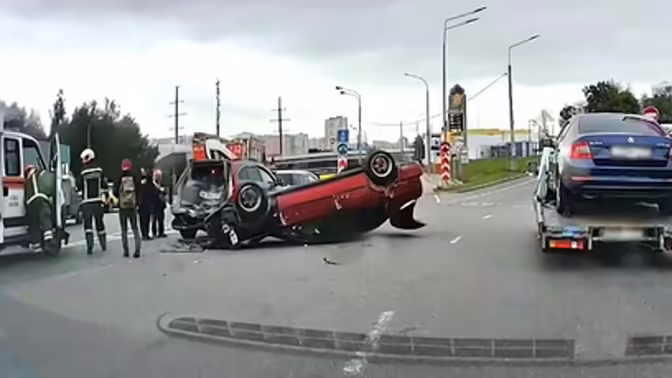 В районе пересечения с МСД машина перевернулась на крышу