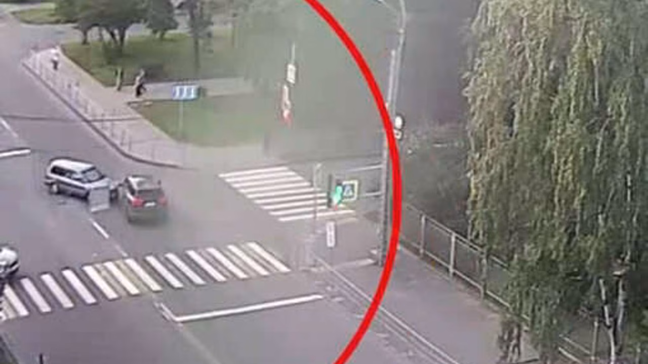 В Карелии машина с людьми врезалась в ограждение