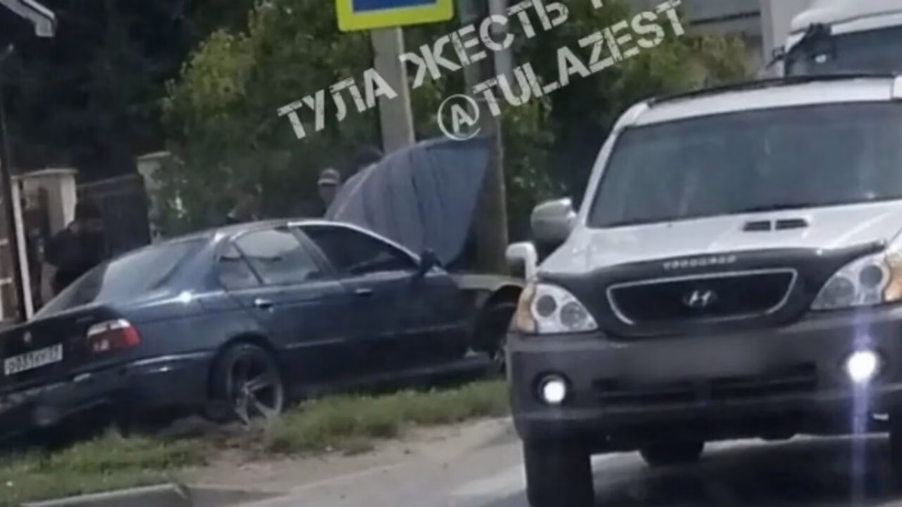 В Туле BMW врезался в опору освещения