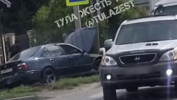 В Туле BMW врезался в опору освещения