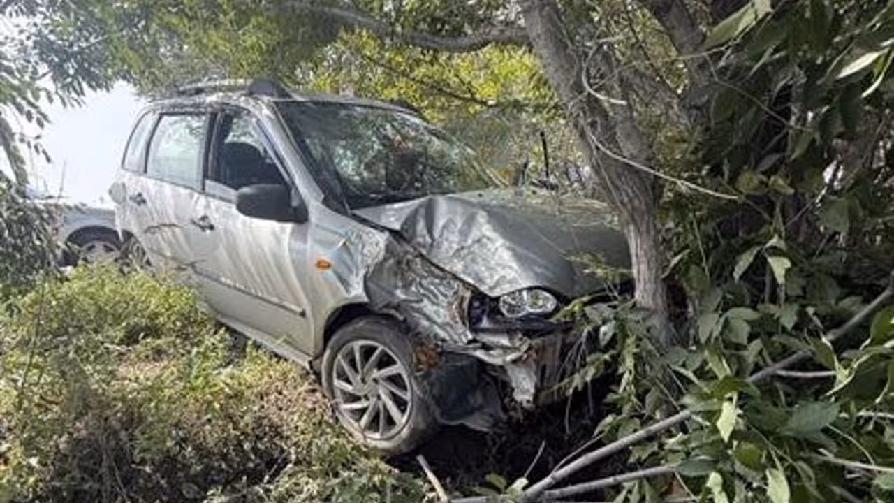 В Ставропольском районе автомобилист врезался в дерево и оказался в больнице