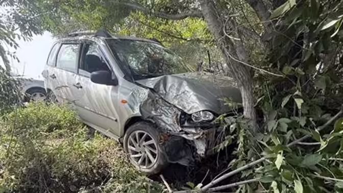 В Ставропольском районе автомобилист врезался в дерево и оказался в больнице