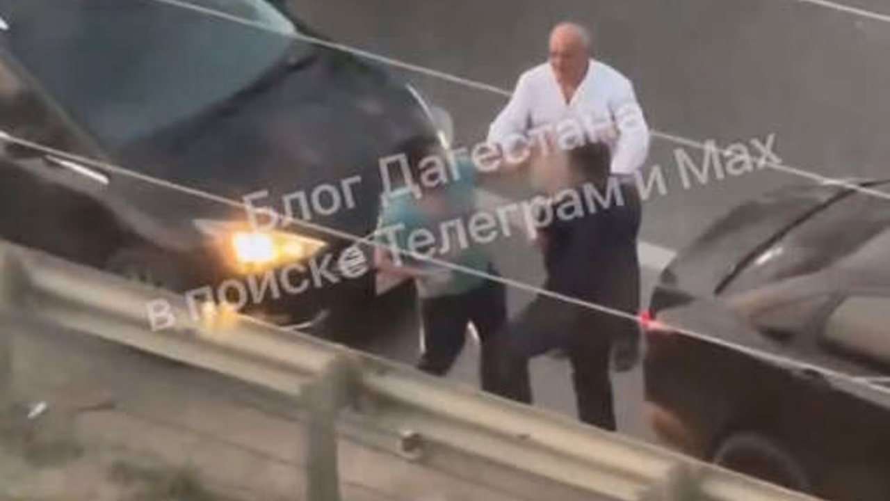 В Дагестане на видео попало, как водители подрались на трассе из-за конфликта
