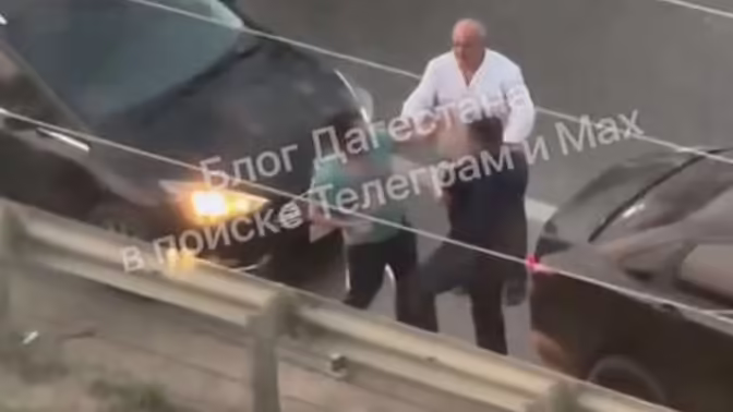 В Дагестане на видео попало, как водители подрались на трассе из-за конфликта