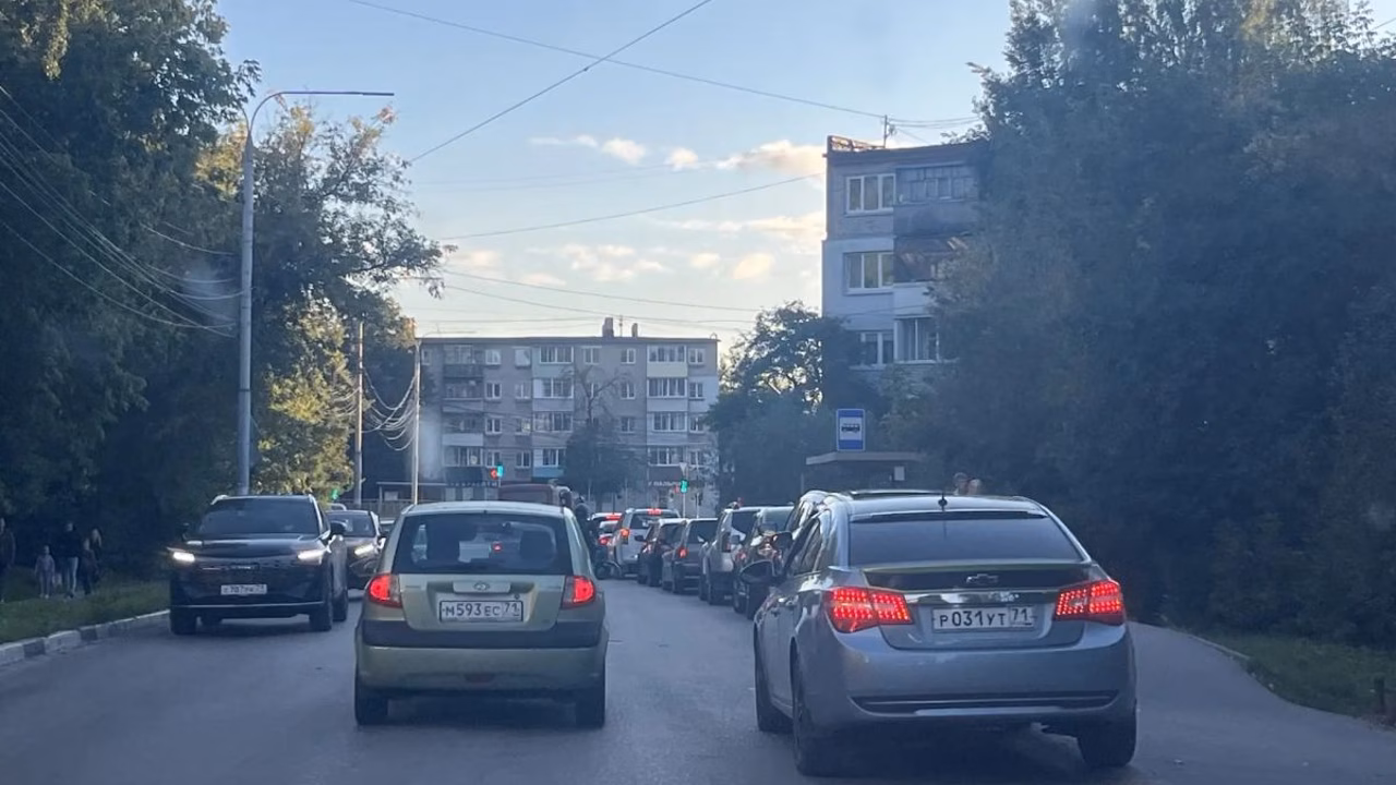 В Пролетарском районе Тулы пробка из-за очереди на АЗС