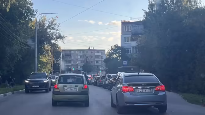 В Пролетарском районе Тулы пробка из-за очереди на АЗС