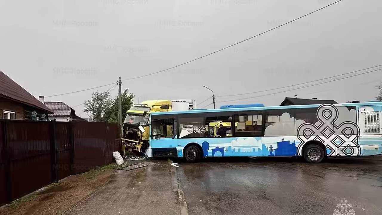 В Улан-Удэ автобус столкнулся с грузовиком, спасатели деблокировали водителя