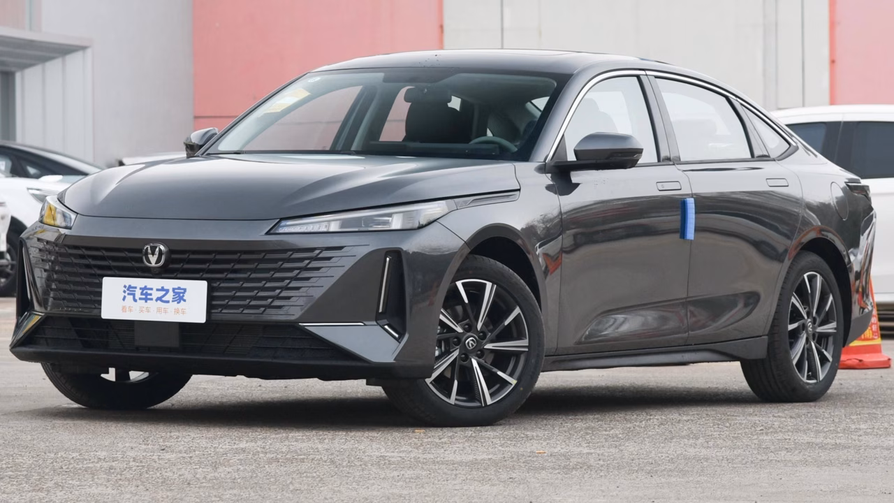 Продажи седана Changan Lamore упали в России до минимума