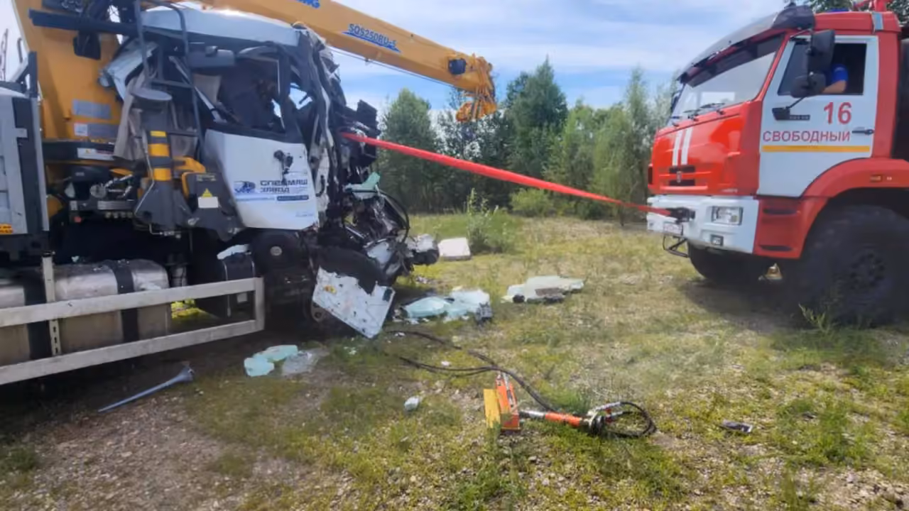 В Амурской области на трассе произошла авария с участием двух фур