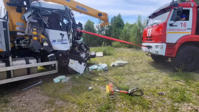 В Амурской области на трассе произошла авария с участием двух фур