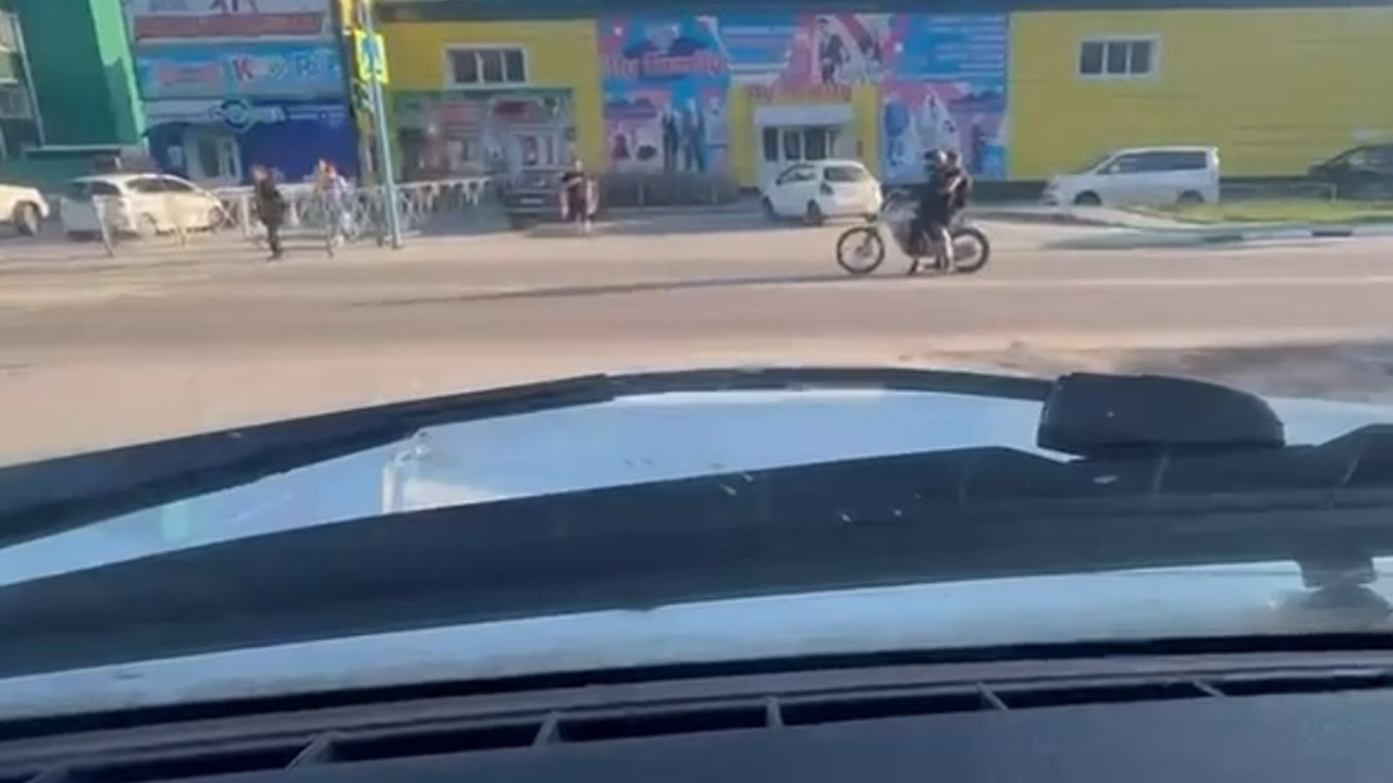 В Белогорске подросток на мотоцикле проехал на красный свет с пассажиром без шлема