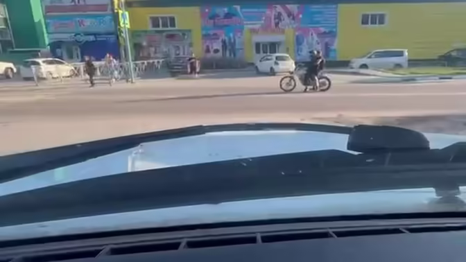 В Белогорске подросток на мотоцикле проехал на красный свет с пассажиром без шлема
