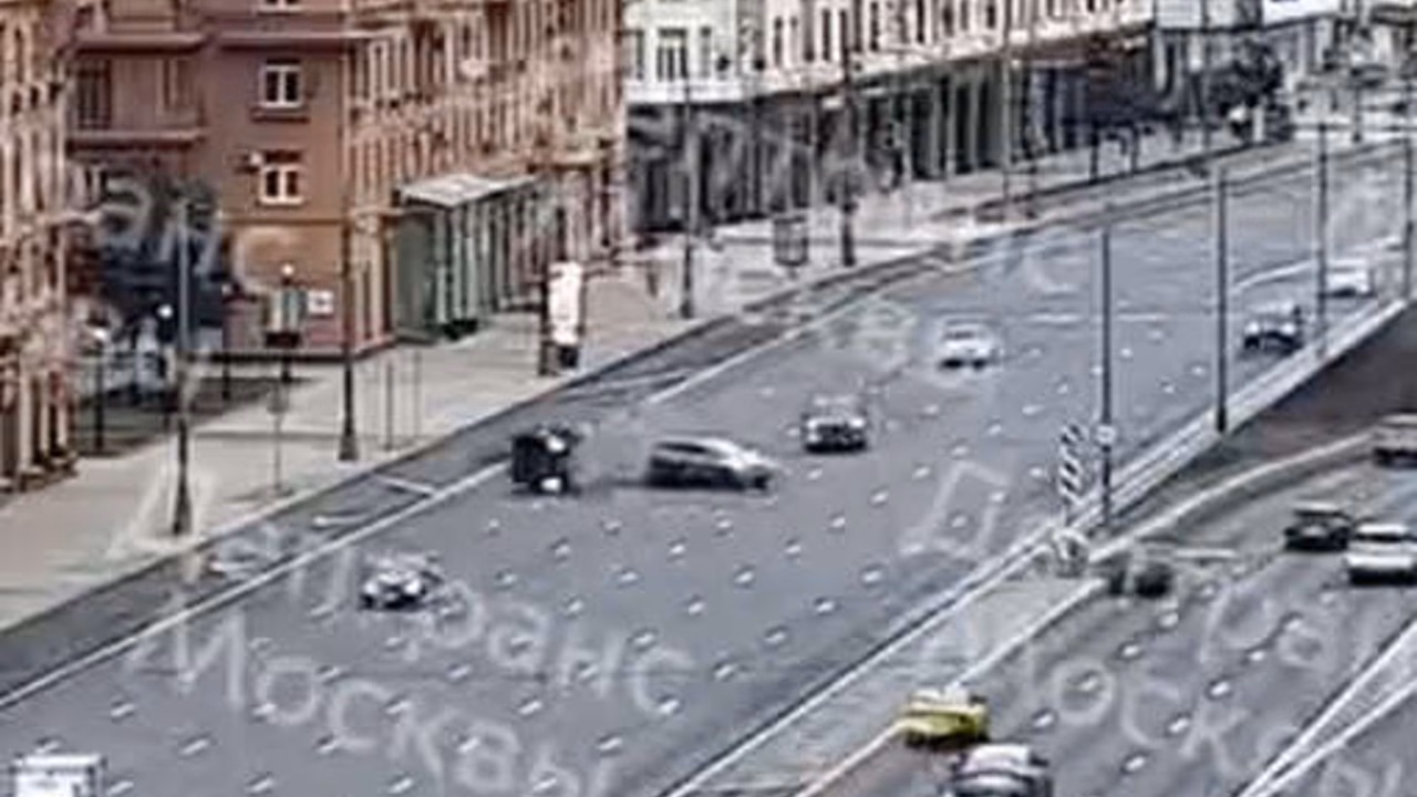 В Москве на видео попало, как Mercedes Gelandewagen опрокинулся в аварии