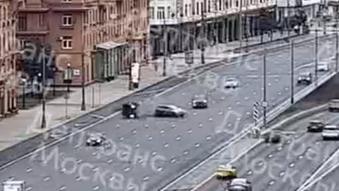 В Москве на видео попало, как Mercedes Gelandewagen опрокинулся в аварии
