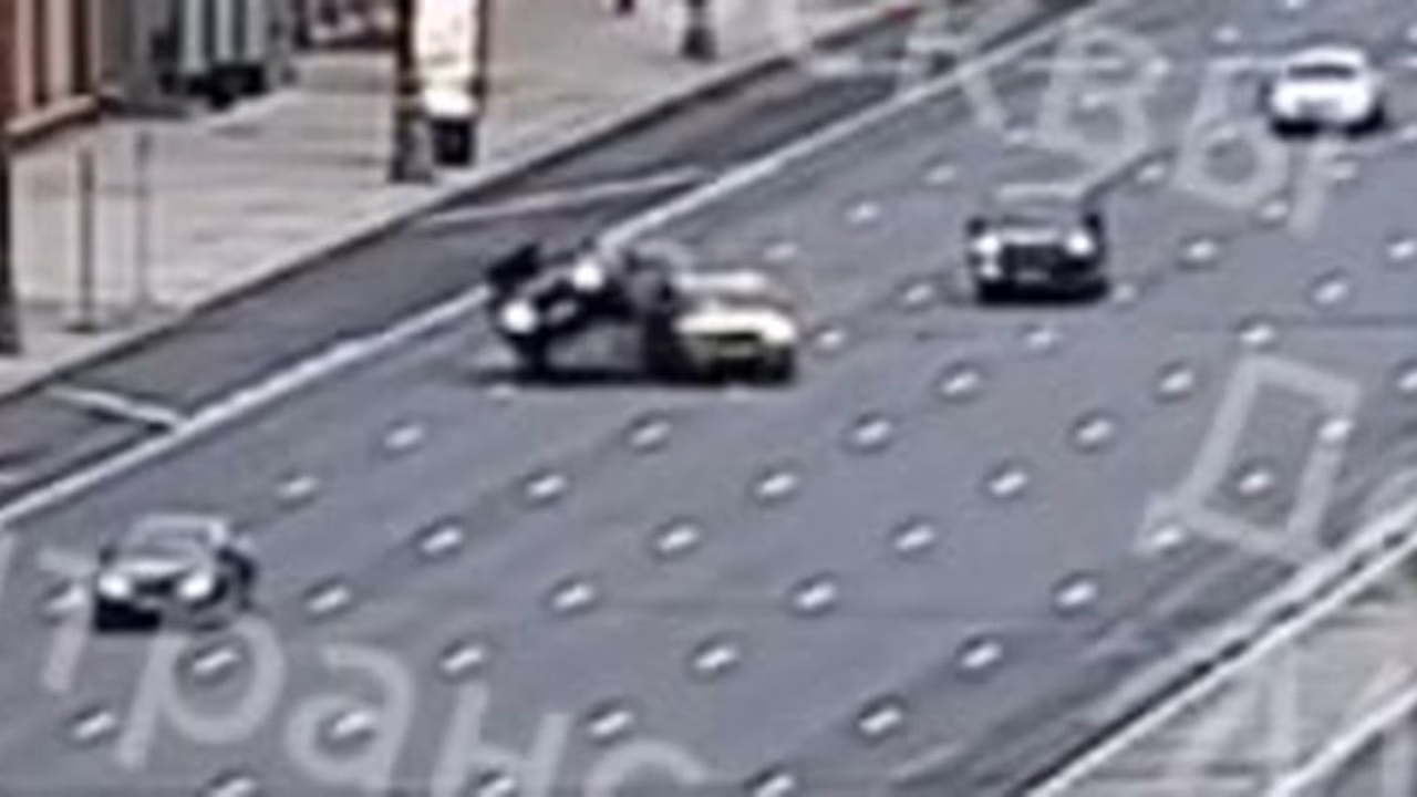 Видео с моментом ДТП с участием Mercedes и такси в Москве появилось в Сети
