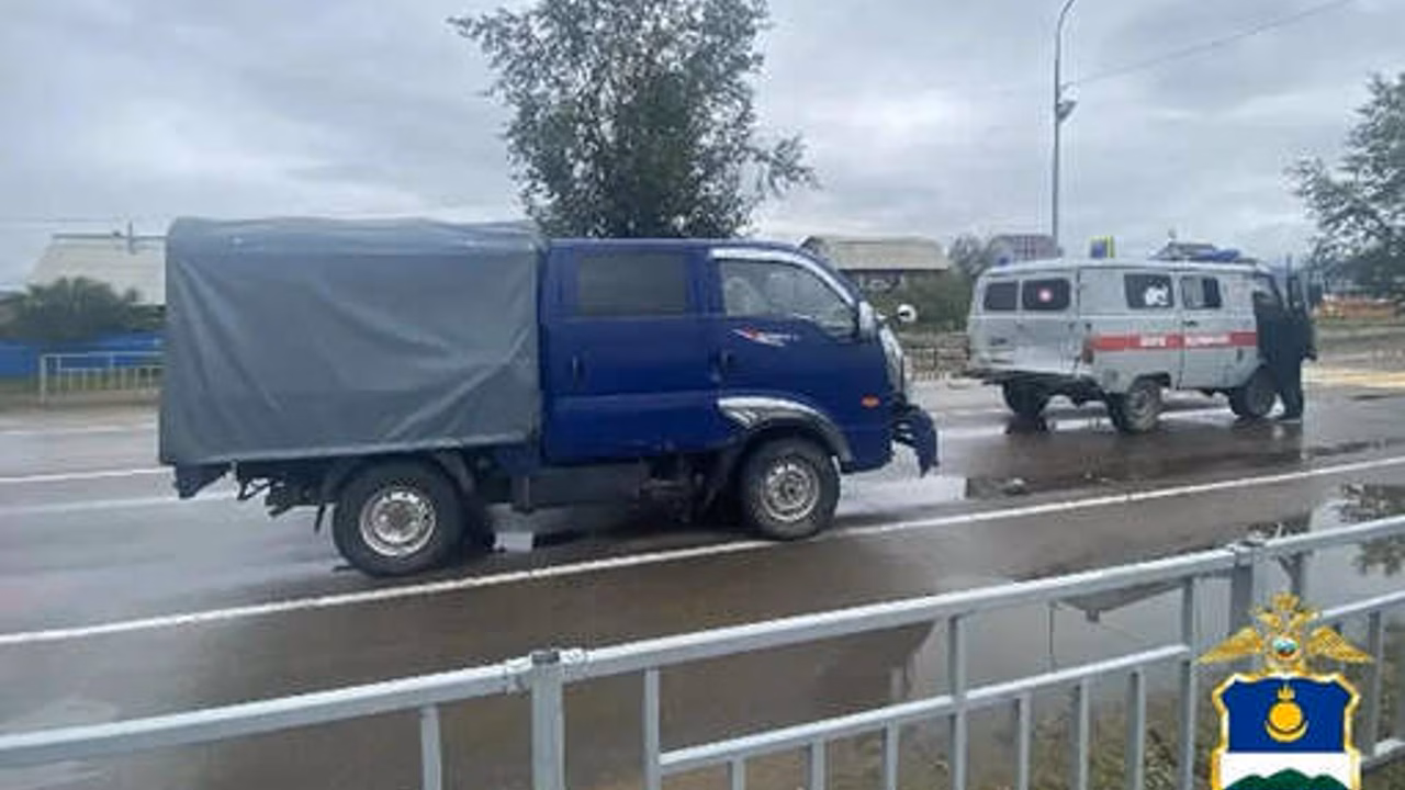 В Бурятии грузовик врезался в экипаж скоро помощи