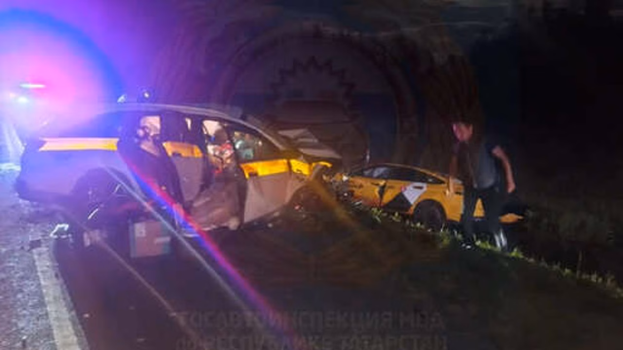 В Татарстане два таксиста спровоцировали лобовое ДТП