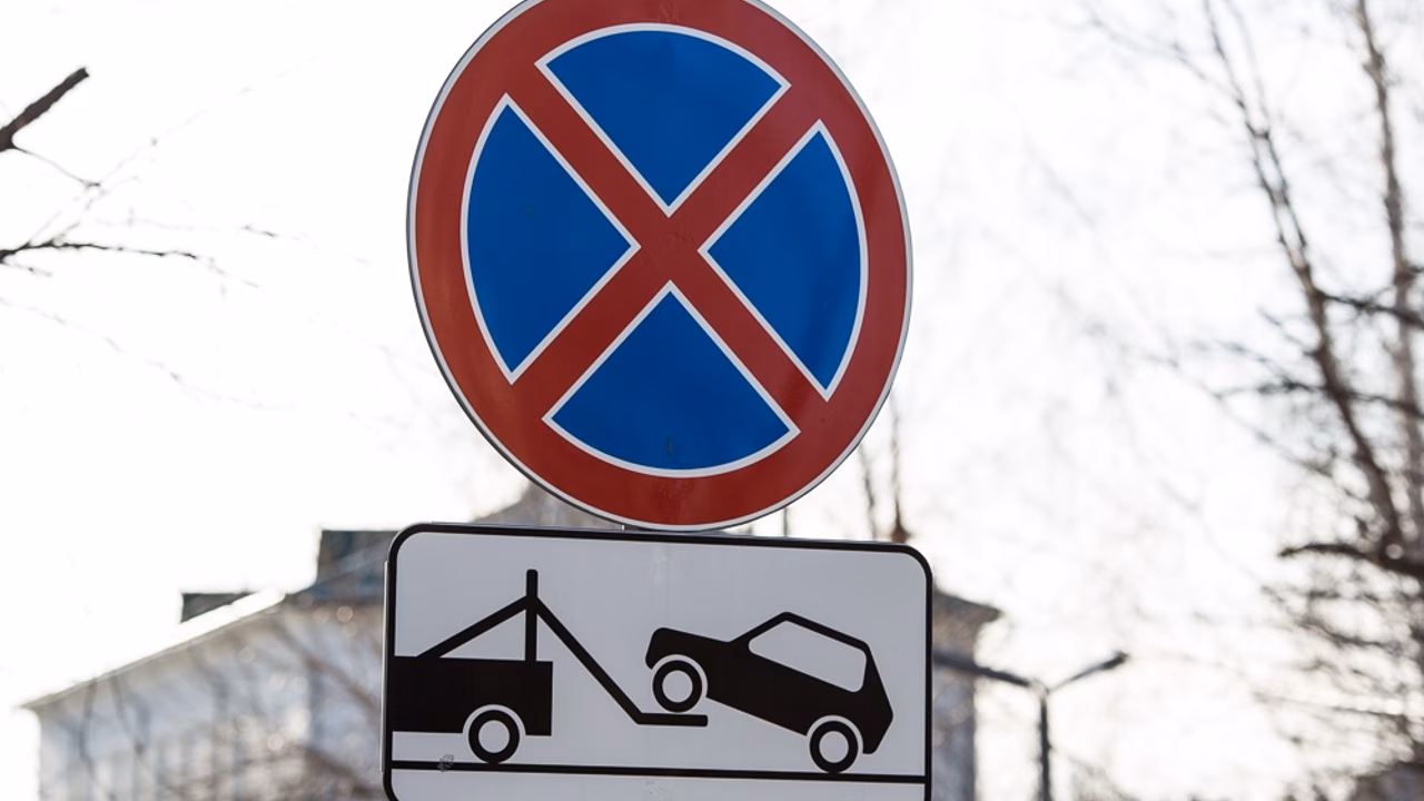 В Екатеринбурге запретили парковку на четырех участках дорог