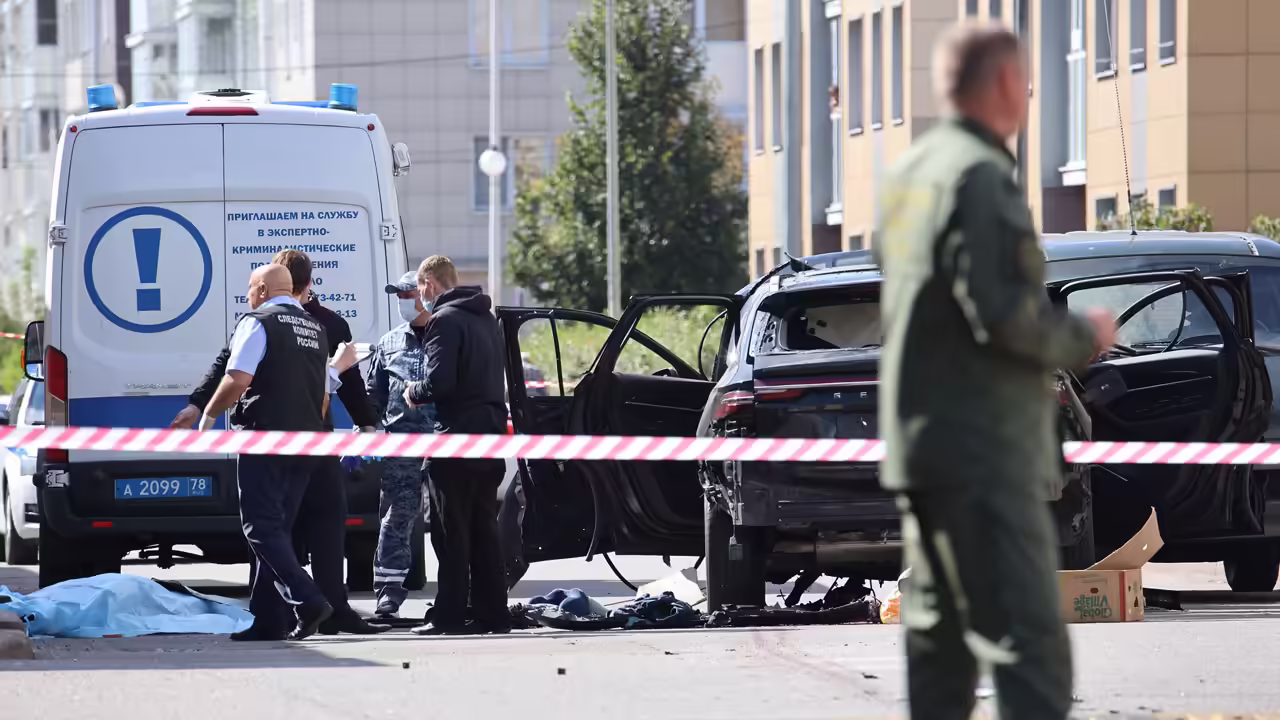 Появились первые кадры с места ЧП с автомобилем в Петербурге, где погиб человек