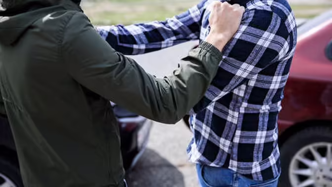 В Нижнем Новгороде водитель сломал нос полицейскому из-за шутки «Уральских пельменей»