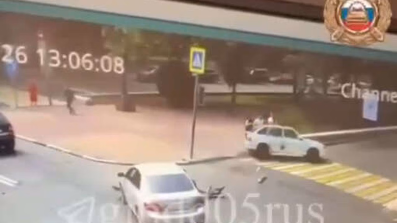 В Махачкале после столкновения ВАЗ вылетел на тротуар и сбил двоих детей