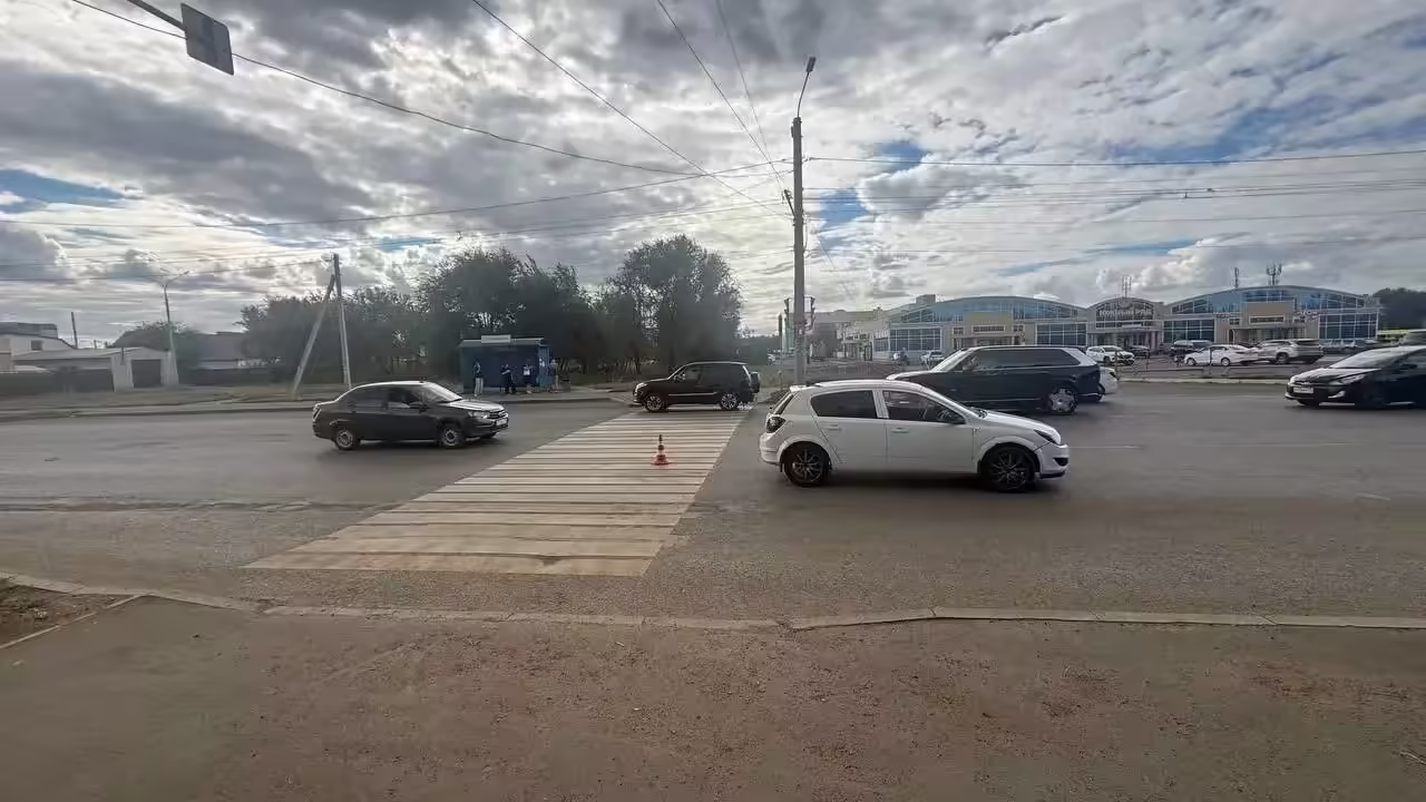 В Оренбурге ребенок попал под колеса иномарки, перейдя дорогу на красный
