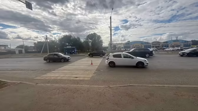 В Оренбурге ребенок попал под колеса иномарки, перейдя дорогу на красный