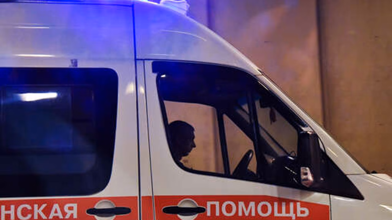 Mercedes после ДТП наехал на пешеходов в Москве, пострадали шесть человек