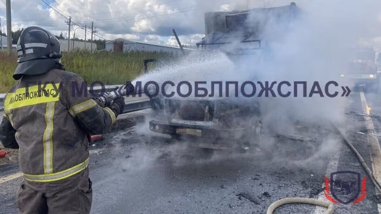 Грузовик загорелся на юго-востоке Москвы после ДТП