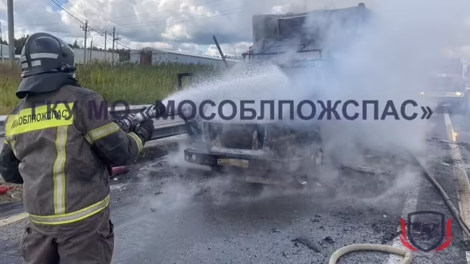 Грузовик загорелся на юго-востоке Москвы после ДТП