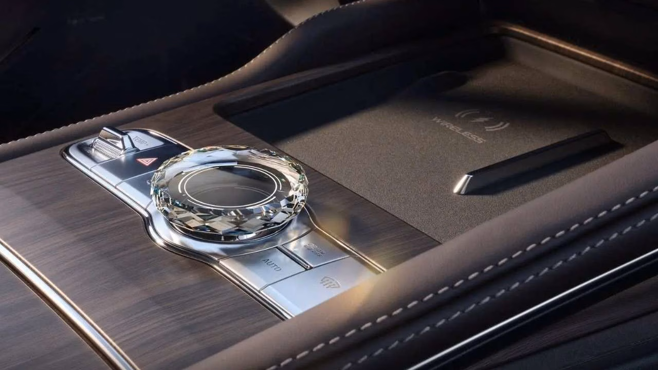 Geely показала салон гибридного Monjaro и его платформу