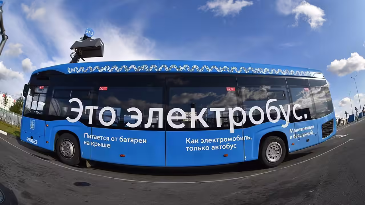Электробус сбил пешехода, выбежавшего на красный сигнал светофора в Москве