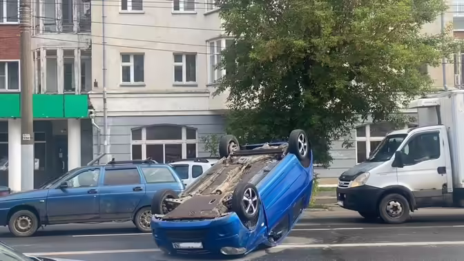 В центре Кирова перевернулась легковушка после столкновения с внедорожником