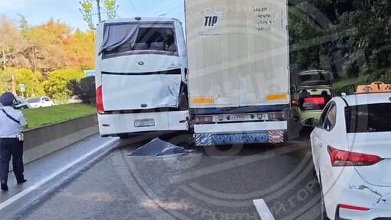 В Адлере произошло ДТП с участием двух фур и экскурсионного автобуса