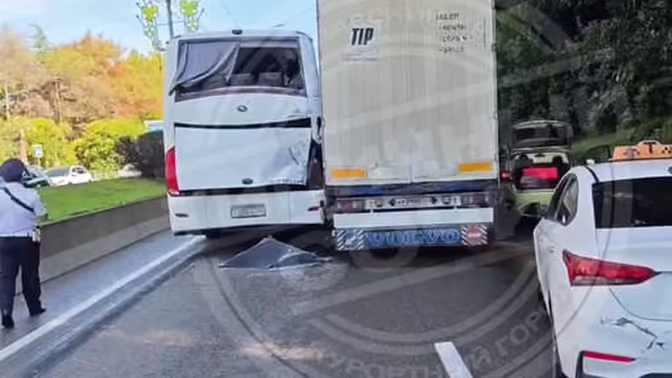 В Адлере произошло ДТП с участием двух фур и экскурсионного автобуса