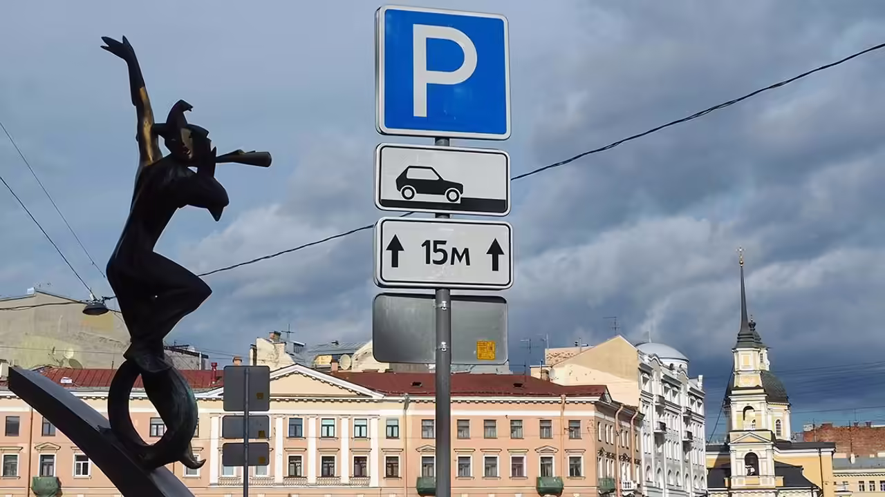Автоюрист Воропаев: Занимать парковочные места детскими автомобилями незаконно