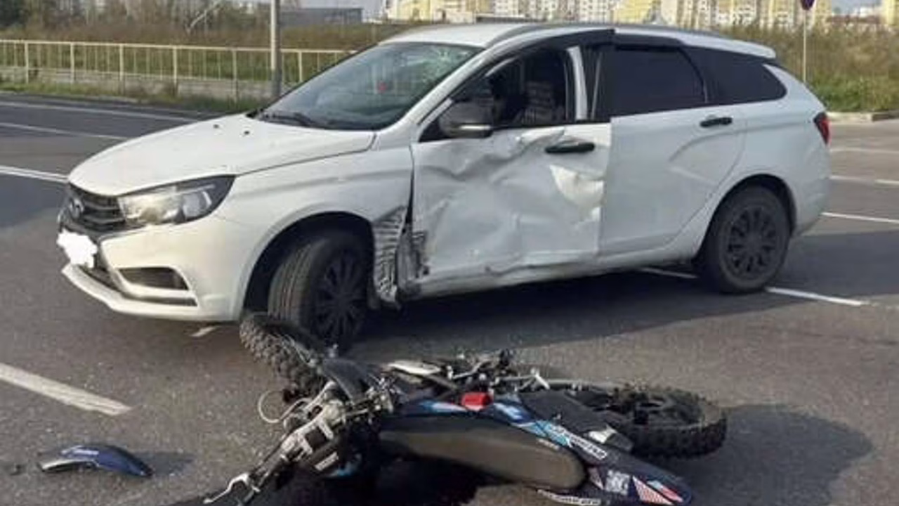 В Нижневартовске питбайкер столкнулся с автомобилем