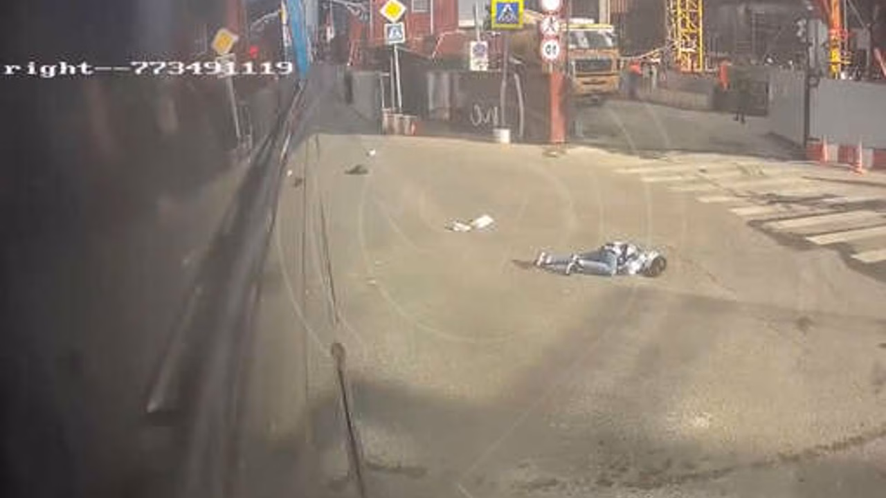 В Москве на видео попало, как электробус влетел в пешехода