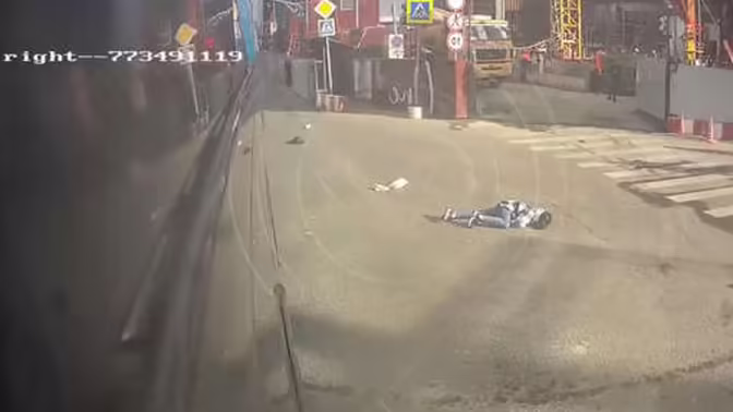 В Москве на видео попало, как электробус влетел в пешехода