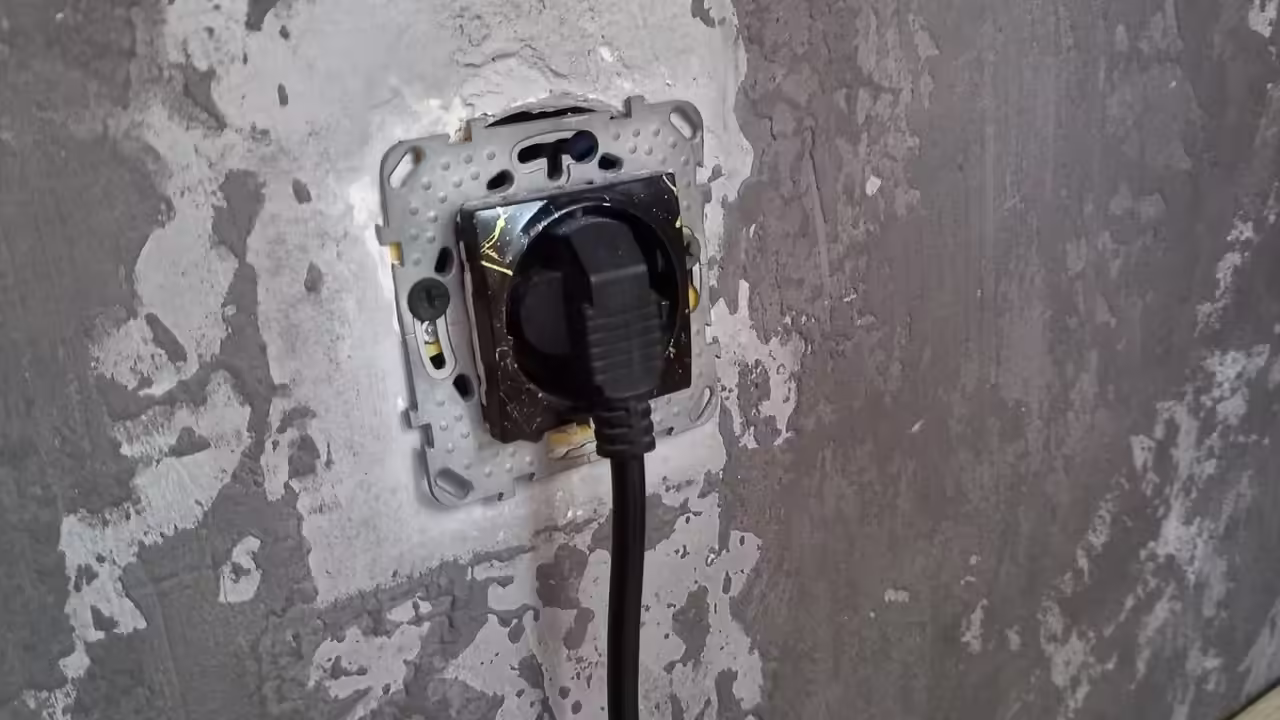 Москвич протянул удлинитель с шестого этажа для зарядки гибрида