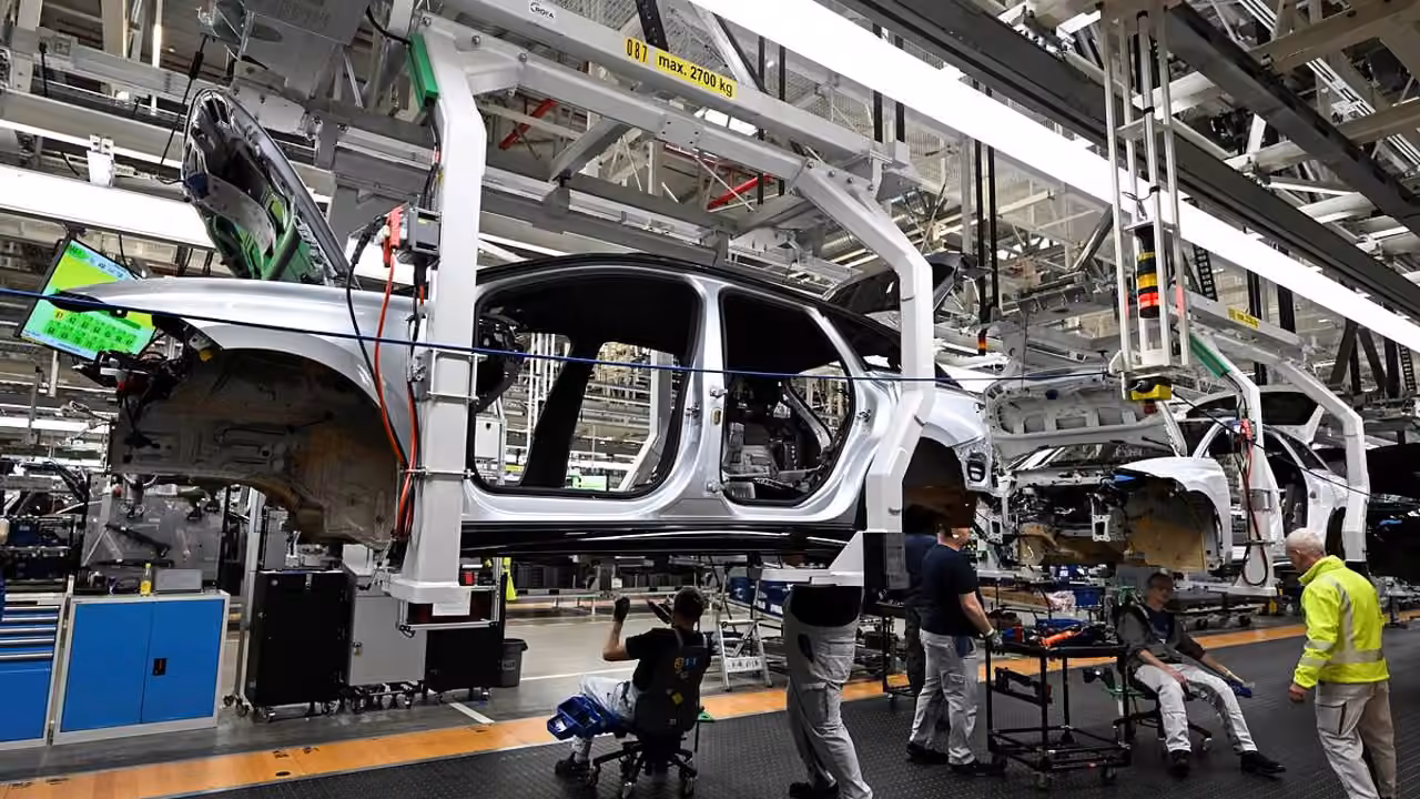 Volkswagen сократит продажи и может уволить еще 50 тысяч сотрудников
