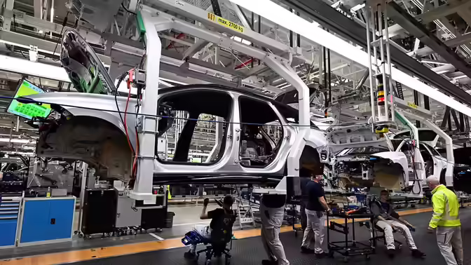 Volkswagen сократит продажи и может уволить еще 50 тысяч сотрудников
