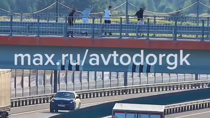 Подростки, бросавшие камни в машины на трассе М-12, попали на камеры