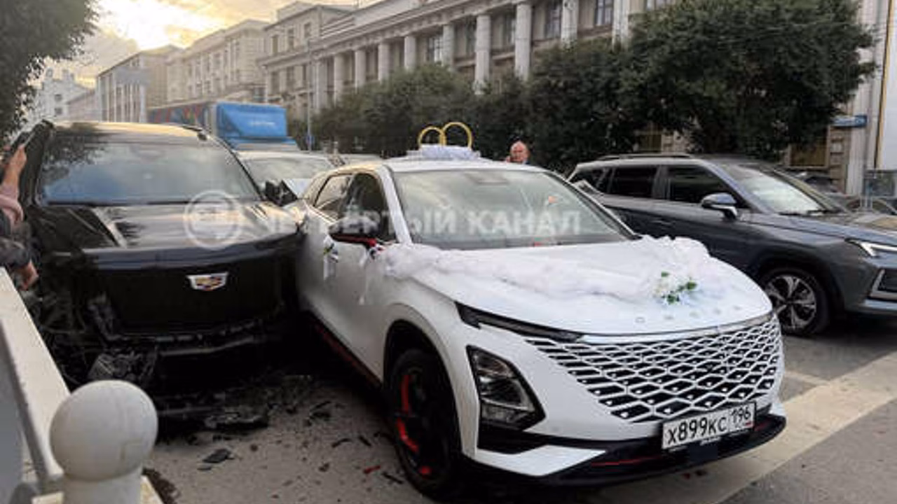 В Екатеринбурге свадебный кортеж попал в аварию с Cadillac