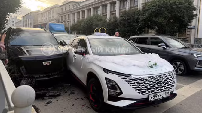 В Екатеринбурге свадебный кортеж попал в аварию с Cadillac
