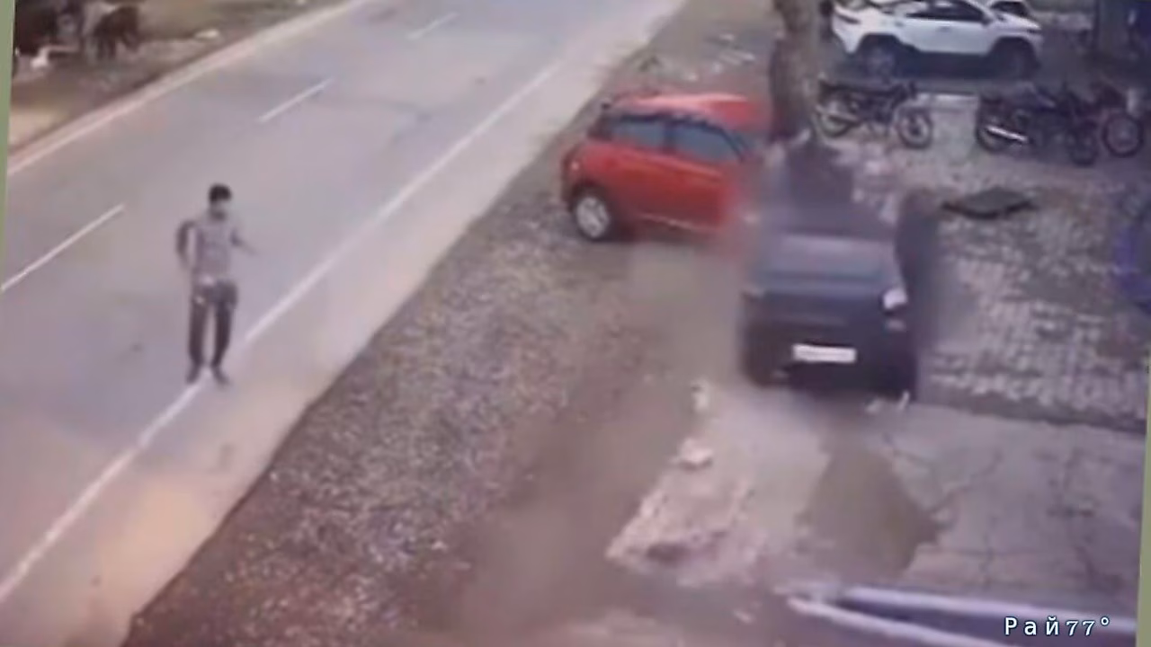 ДТП с участием легковушки и прохожего в Индии попало на видео