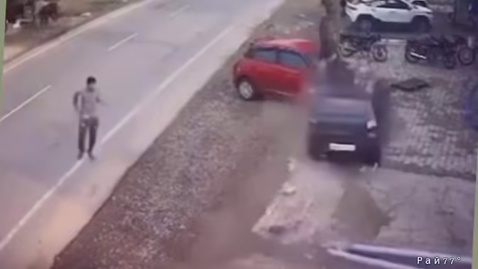 ДТП с участием легковушки и прохожего в Индии попало на видео